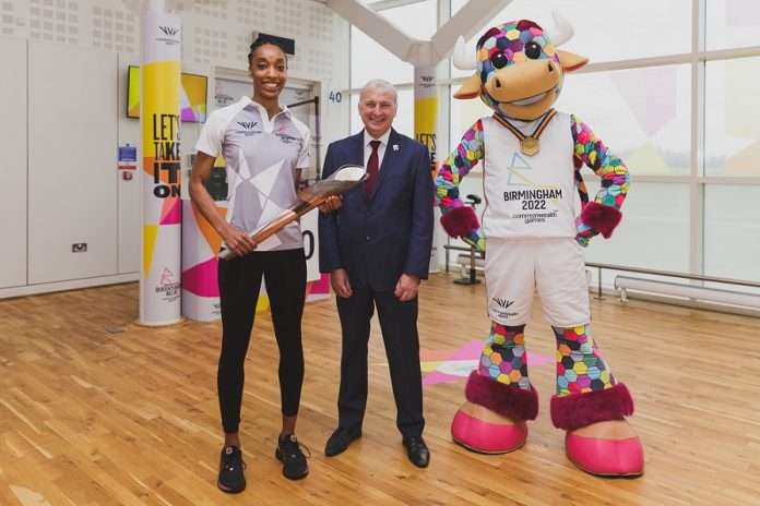 From left to right - Team England netball player Layla Guscoth, Cllr Ian Ward, Leader of Birmingham City Council, and the Official Birmingham 2022 mascot Perry (1)