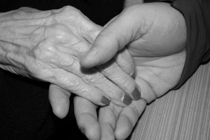 hands-578917_1280 old care