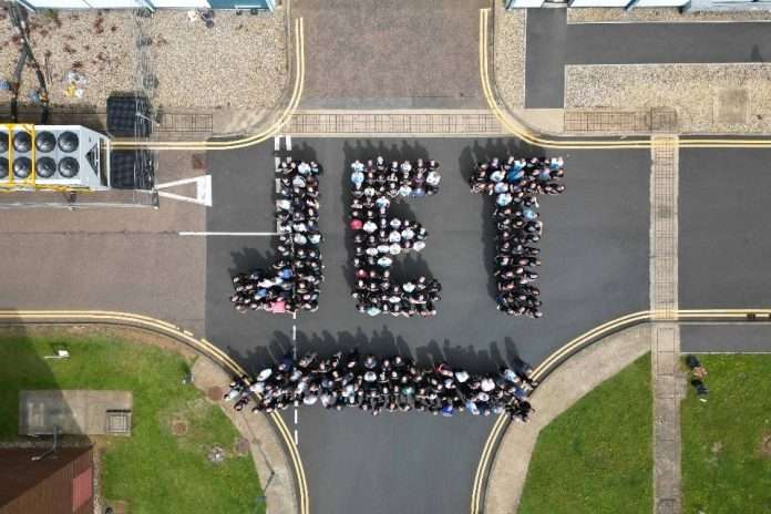 s960_UKAEA_and_EUROfusion_staff_celebrating_JET_s_40th_anniversary_at_UKAEA_s_Culham_Campus_-_Credit_UKAEA-EUROfusion