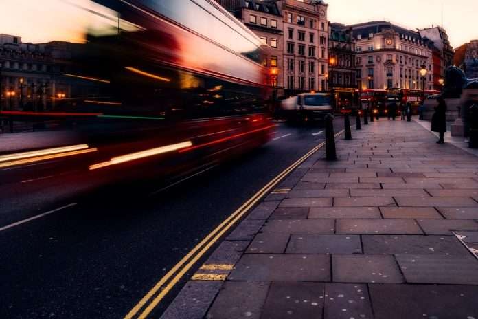 bus trafalgar-square-2543172_1280