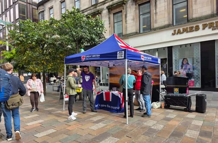 Union flag draws the crowds as Great British PAC launches register to vote campaign in Glasgow